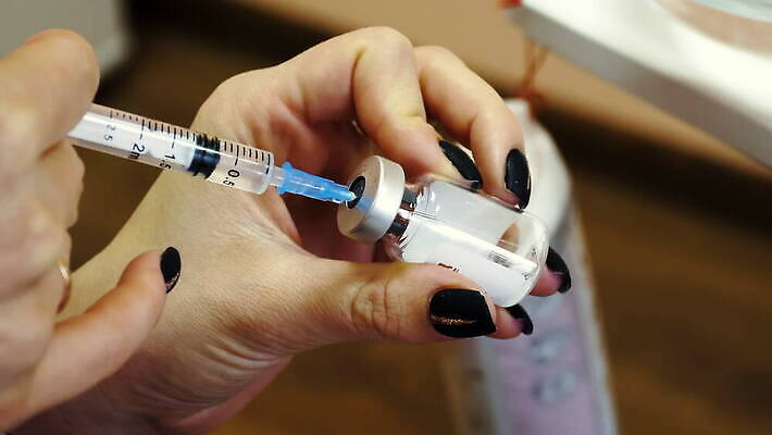 직업 손 장갑 백그라운드 유리병 건강 병원 관리 주사기 사람 약 화장품 장비 환자 간호사 의사 흰색 긴급 잡기 수술 보호 질병 피부관리 준비 슛 주사약 테라피 당뇨병 돌봄 리프팅 백신 예방접종 인슐린 4K MOV 해외동영상 클립영상 잡화 컬러 컨셉 의학 의료기기 모션 병_용기 신체부위 치료 뷰티 의료진 동영상 접종 파일형식