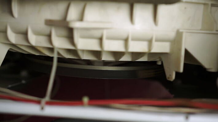 가사 부분 모션 놀이 사람없음 내부 금속 기계 손상 운전 덮개 벨트 흰색 원형 수리 씻기 빨래 진동 서비스 속도 눈금 드럼 세탁기 엔진 정비공 동영상 모터 깨짐 돌리기 베어링 철강 MOV 해외동영상 클립영상 도형 잡화 컬러 컨셉 재질 타악기 청결 가전제품 뚜껑 기술자 파일형식