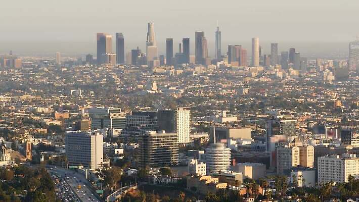 도로 건축양식 교통시설 자동차 사람없음 건물 도시풍경 햇빛 탑 고층빌딩 미국 일몰 운전 차도 고속도로 도심 방향 고도 바쁨 캘리포니아 물류 할리우드 로스앤젤레스 항공촬영 드론 루트 서쪽 자동 조감도 4K MP4 해외동영상 클립영상 건축물 건축 길 육상교통 뷰포인트 교통 북아메리카 모션 풍경 빌딩 태양 노을 도시 시설 동영상 파일형식