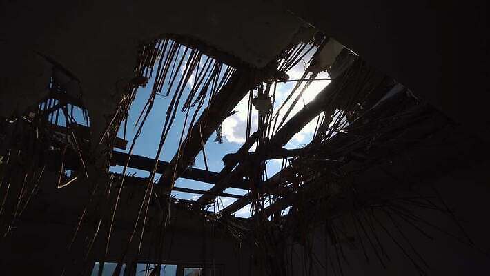 백그라운드 건축양식 지붕 불 주택 굴뚝 사람없음 내부 건물 목재 검은색 손상 긴급 뜨거움 구출 닫기 연기 위험 소방관 사건 버리기 벽난로 보험 연소 깨짐 석탄 옛날 재 재앙 적자 지옥 화상 4K MP4 해외동영상 클립영상 자연요소 나무 건축물 건축 컬러 컨셉 재료 모션 도움 상처 구조원 소방 동영상 파일형식