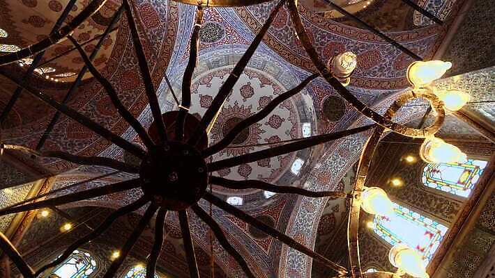 디자인 아시아 종교 문화 여행 백그라운드 패턴 건축양식 이스탄불 실내 미술 동양인 사람없음 내부 건물 장식 파란색 기둥 사찰 역사 재산 이슬람교 아치 모스크 샹들리에 모자이크 동쪽 칠면조 랜드마크 아랍어 옛날 4K MP4 튀르키예 해외동영상 클립영상 건축물 건축 나라 컬러 무늬 종교건축 조류 문화예술 조명 인종 금융 방향 동영상 파일형식