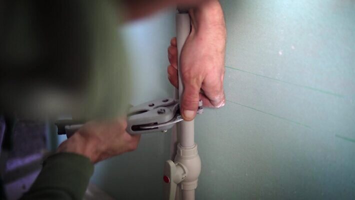 백인 손 노동자 주택 성인 내부 물 금속 손상 욕실 스패너 도자기 수리 연결 무릎꿇기 사건 유연 청소 고장 타일 싱크대 수도꼭지 고정 공터 낭비 배수구 공예가 놋쇠 배관공 삽입 설치 4K MP4 해외동영상 클립영상 자연요소 서양인 직업 컨셉 모션 재질 사람 건물 신체부위 공구 개수대 동영상 파일형식