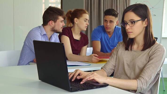 백인 직업 라이프스타일 여자 남자 안경 포즈 백그라운드 인터넷 비즈니스 통신 탁자 직장 함께함 실내 대화 미소 사람 앉기 여러명 성인 노트북 컴퓨터 사무실 스크린 엄지손가락 업무 비즈니스맨 계획 토론 디자이너 책상 동료 바쁨 쇼 승인 4K MOV 해외동영상 클립영상 서양인 잡화 가구 다수 컨셉 회사 손가락 관계 모션 표정 말하기 내부 생활 전자제품 작업 직장인 동영상 파일형식