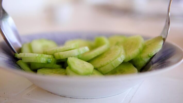 음식 포크 채소 부분 양파 오이 건강 사람없음 초록색 숟가락 샐러드 신선 혼합 먹기 유기농 깨 후추 건강식 채식주의자 4K MP4 해외동영상 클립영상 식기 웰빙 컬러 식재료 모션 수저 조미료 향신료 채식 동영상 파일형식