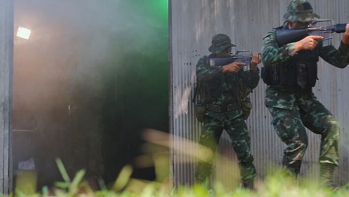 남자 무기 유니폼 모션 여러명 성인 건물 운동 힘 장비 총 잡기 수술 보호 목표 헬멧 공격 충돌 연습 군용 싸움 전쟁 조준 육군 변장 전략 병정 갑옷 전쟁터 작전 장교 적 특별함 테러리스트 4K MOV 해외동영상 클립영상 건축물 옷 다수 컨셉 의학 군대 건강 사람 치료 보호장비 범죄인 동영상 테러 파일형식