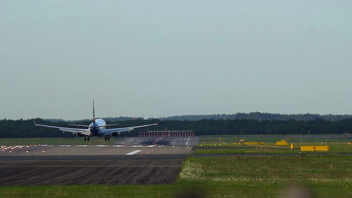산업 여행 날개 회사 비즈니스 교통시설 모션 비행기 사람없음 맑음 안개 공항 항공 상업 활주로 제트기 승객 우주산업 느림 대패 착륙 접근 항공사 지상주행 유도로 MOV 해외동영상 클립영상 길 교통 항공교통 날씨 대중교통 우주 시설 동영상 파일형식