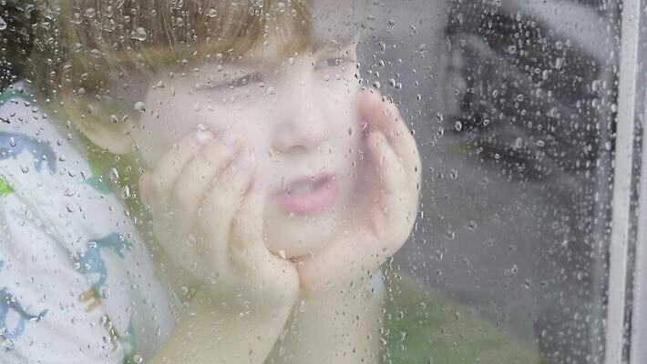 백인 라이프스타일 응시 감정 얼굴 창문 아침 날씨 휴식 주택 아이디어 실내 사람 소년 평화 꿈 슬픔 물방울 관찰 빗방울 나쁜 배려 심각 4K MP4 해외동영상 클립영상 주간 서양인 시선 남자 어린이 컨셉 모션 내부 건물 생활 신체부위 비_날씨 동영상 파일형식