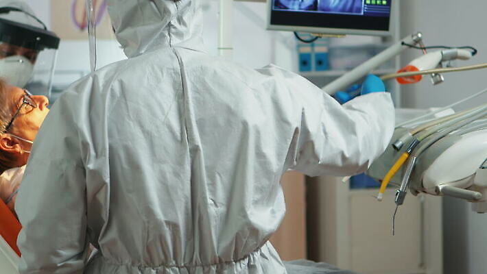 직업 얼굴 컨셉 엑스레이 치과 병원 작업복 말하기 가면 정장 사무실 약 장비 환자 의사 도구 입 바이러스 치아 보호 보호장비 치과의사 예방 방패 외과 위생관리 치아교정 코로나바이러스 뉴노멀 4K 구강학 MOV 해외동영상 클립영상 옷 비즈니스 의학 모션 관리 신체부위 경제 의료진 소화기관 교정 동영상 파일형식