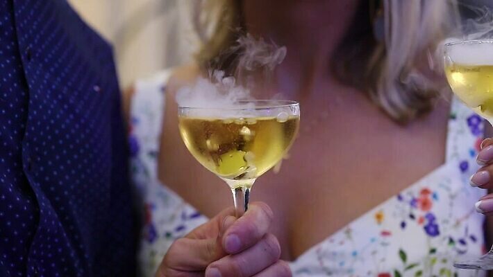 백인 손 여자 기념일 남자 음료 결혼 와인잔 응원 유리 성공 휴가 기념 주류 사람 이벤트 성인 파티 식당 와인 축제 흰색 축하 알코올 잡기 칵테일 바 생일 액체 샴페인 토스트 유리그릇 메를로 양조장 스플래쉬 MOV 해외동영상 클립영상 서양인 그릇 빵 컬러 컨셉 술잔 모션 재질 신체부위 상점 동영상 파일형식