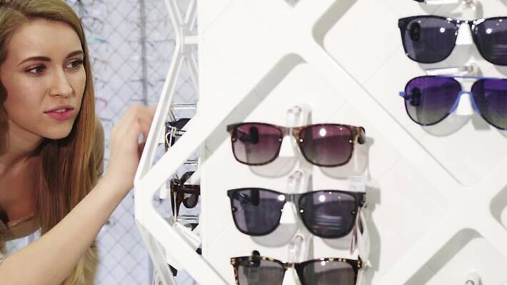 라이프스타일 딸 안경 어린이 통신 가족 엄마 두명 부모 선글라스 유행 판매 세일 상점 화려 보호 구매 가격 쇼핑몰 고객 자매 시력 소매 돌봄 자외선 스타일 검안사 제의 4K MOV 해외동영상 클립영상 직업 잡화 여자 컨셉 관계 모션 사람 생활 쇼핑 동영상 파일형식 안경사