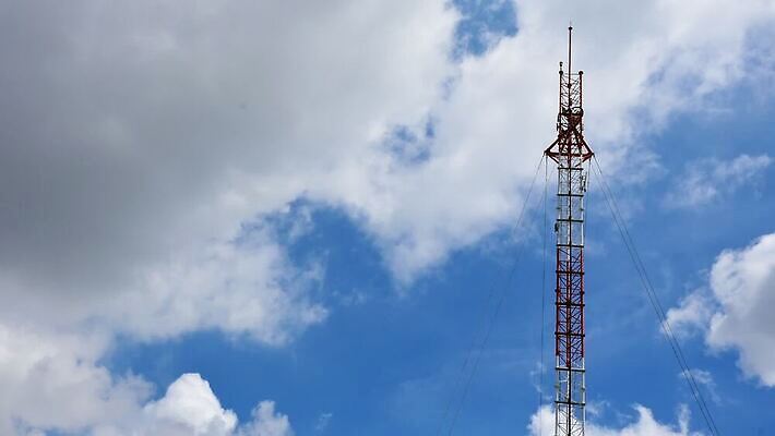 산업 컬러 패턴 비즈니스 건축양식 통신 하늘 모바일 무선통신 새로움 프레임 안테나 사람없음 야외 건물 파란색 스마트폰 글로벌 탑 금속 장비 흰색 네트워크 전자레인지 역 무선전화기 전화기 수화기 라디오 신호 방송 전염 송신기 옛날 철강 셀룰러 타임랩스 MOV 해외동영상 클립영상 건축물 건축 컨셉 무늬 교통시설 재질 촬영기법 전자제품 핸드폰 스마트기기 가전제품 레인지 질병 감염 동영상 파일형식