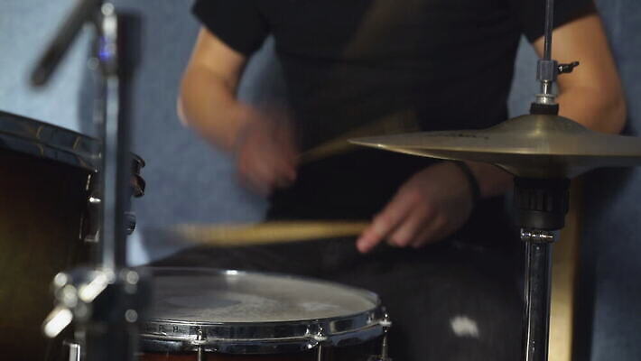 1 접시 디자인 남자 음악 포즈 백그라운드 놀이 타악기 미술 한명 사람 세트 파티 금속 검은색 소리 콘서트 공연 연주자 음악가 장비 무대 기구 악단 막대기 야간 드럼 롤 오디오 재즈 조립 드러머 드럼스틱 리듬 멜로디 뮤지컬 플레이어 4K MOV 해외동영상 클립영상 자연요소 직업 식기 악기 컬러 재질 문화예술 이벤트 전자제품 동영상 파일형식