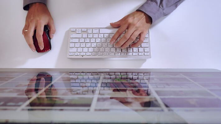 응시 남자 인터넷 노동자 관리 노트북 전자제품 컴퓨터 터치패드 사무실 스크린 모니터 공책 자료 타이핑 키보드 잡기 작업 서핑 닫기 주식 쥐 디자이너 종업원 무선전화기 책상 클릭 타입 프로세서 프로젝트 프리랜서 4K MOV 해외동영상 클립영상 직업 시선 가구 비즈니스 모션 문구용품 사람 금융 수상스포츠 설치류 전화기 동영상 파일형식