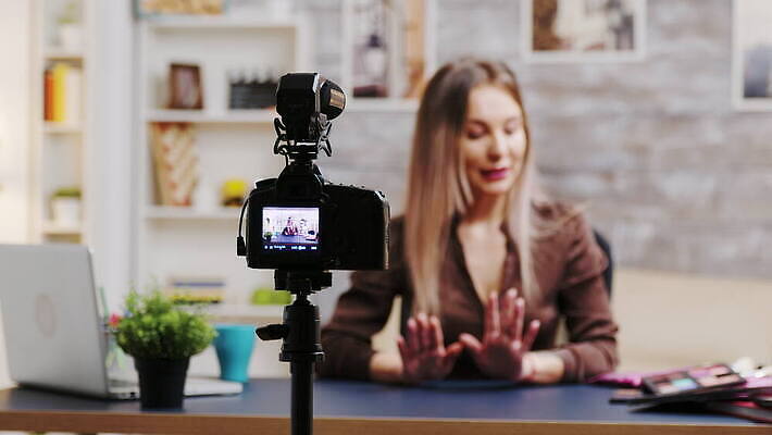 직업 라이프스타일 여자 얼굴 인터넷 비즈니스 주택 실내 미소 두명 뷰티 유행 카메라 디지털 촬영 웹 화장품 장비 정보 업무 네트워크 방송 온라인 동영상 블로거 블로그 소셜 생존 스타일 크리에이터 1인미디어 4K MOV 해외동영상 클립영상 표정 사람 내부 건물 생활 신체부위 전자제품 작업 파일형식