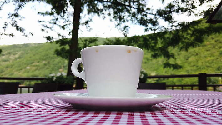 디자인 여유 커피 음료 음식 컨셉 패턴 탁자 아침 실내 미술 사람없음 장식 컵 빨간색 소풍 갈색 우주 검은색 어둠 카페 우유 머그컵 수확 식탁보 직물 뜨거움 액체 클래식 컵받침 확인 질감 체크무늬 심플 아로마 카푸치노 카페테리아 에스프레소 단절 라떼 모카 백자 아라비카 카페인 4K MOV 해외동영상 클립영상 주간 식기 감정 컬러 가구 무늬 농업 문화예술 유제품 내부 야외활동 상점 도자기 받침대 동영상 파일형식