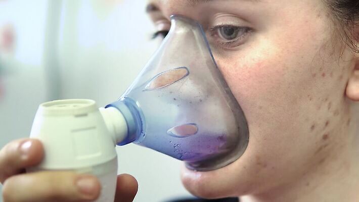 백인 여자 얼굴 어린이 건강 병원 가면 한명 사람 아웃포커스 치료 약 고통 장비 환자 흰색 입 허파 호흡기관 호흡 질병 문제 알레르기 돌봄 천식 헬프 4K MP4 해외동영상 클립영상 서양인 1 감정 컬러 의학 모션 촬영기법 신체부위 도움 장기_의학 동영상 파일형식