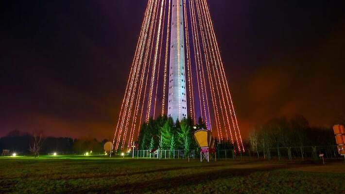 외관 유럽 여행 건축양식 모션 하늘 조명 안테나 사람없음 파란색 글로벌 탑 고층빌딩 텔레비전 어둠 황혼 장비 도시 시간 야간 큼 심볼 박물관 정사각형 방송 장면 타운 동쪽 스카이라인 갸우뚱 빛망울 리투아니아 콘크리트 4K 타임랩스 MP4 해외동영상 클립영상 자연요소 도형 건축물 건축 나라 컬러 통신 촬영기법 빌딩 전자제품 빛 일몰 크기 방향 동영상 파일형식