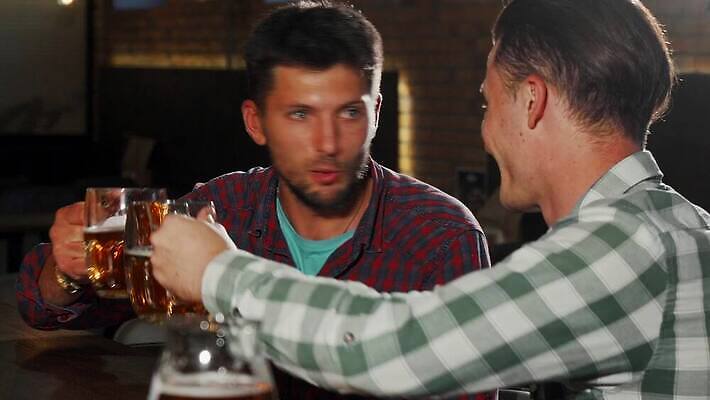 라이프스타일 남자 행복 감정 음료 회사 통신 유리 휴식 맥주 함께함 실내 사람 이벤트 두명 친구 청춘 파티 축제 우정 기쁨 모임 축하 표현 알코올 바 그룹 만취 클럽 긍정 토스트 주말 아일랜드 양조 양조장 총각 유흥 4K MOV 해외동영상 클립영상 유럽 빵 컨셉 비즈니스 관계 재질 주류 내부 생활 동영상 술취함 파일형식