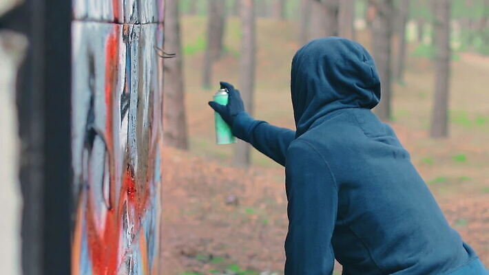 남자 벽 거리 한명 사람 청년 야외 페인트 손상 자유 도시 범죄 그래피티 그림 스프레이 화가 분무기 에어로졸 항의 MOV 해외동영상 클립영상 직업 1 컨셉 성인 낙서 동영상 파일형식