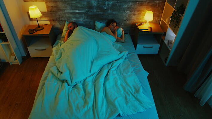 백인 커플 여자 결혼 2 관계 침구 남편 모바일 주택 실내 앉기 세명 파란색 빛 쌓기 침실 잠옷 분노 침대 아내 좌절 야간 충돌 싸움 시끄러움 문제 말다툼 곤란 위기 이혼 4K MOV 해외동영상 클립영상 자연요소 서양인 옷 감정 컬러 가구 컨셉 모션 사람 이벤트 내부 건물 동영상 파일형식