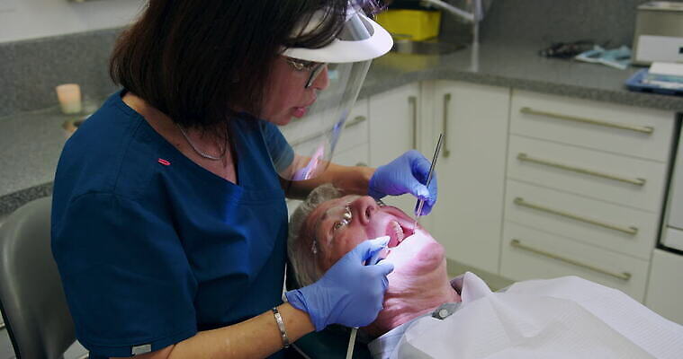 백인 응시 여자 노년 남자 중년 장갑 영국 잉글랜드 실내 작업복 사람 두명 건강관리 기댐 환자 치과의사 치과용품 70대 서식스 4K MOV 해외동영상 클립영상 서양인 시선 잡화 옷 유럽 의학 모션 건강 관리 성인 내부 의사 의료용품 동영상 파일형식