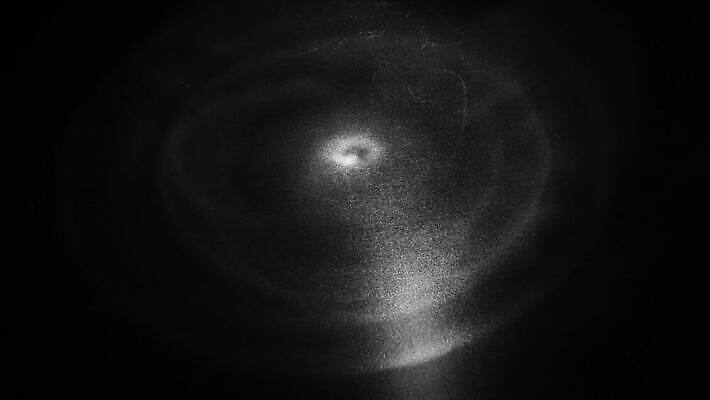 모양 디자인 별 물결 과학 백그라운드 컨셉 패턴 모션 자연 추상 미래 미술 사람없음 그래픽 빛 우주 디지털 검은색 어둠 에너지 달 흰색 반지 원형 입자 맥박 야간 저녁 심볼 질감 회전 은하계 천문학 활기 애니메이션 후광 방사형 블러 효과 4K MOV 해외동영상 클립영상 자연요소 도형 교육 컬러 무늬 장신구 의학 문화예술 생태계 동영상 파일형식