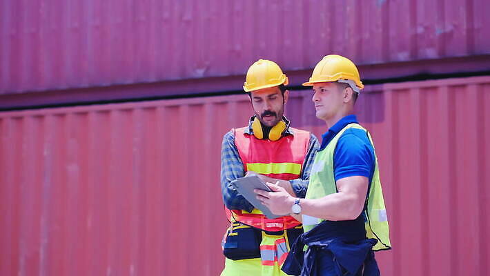 식물 백인 직업 산업 컨셉 2 비즈니스 공장 성공 협력 노동자 함께함 관리 미소 안전 사람 야외 두명 알약 믿음 화물 인사 업무 그룹 기술자 엔지니어 제조 보호 감독 안전모 헬멧 토론 동료 계약 경영자 감독관 물류 유지 심각 프로젝트 4K MOV 해외동영상 클립영상 서양인 감정 공업 관계 표정 약 운송업 예절 작업 안전장비 보호장비 리더 동영상 파일형식