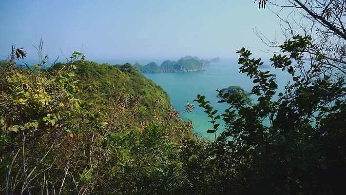 아시아 바다 섬 여행 자연 휴가 산 동양인 풍경 사람없음 물 여행객 만 보트 베트남 인도차이나반도 4K MOV 해외동영상 클립영상 자연요소 나라 사람 인종 동남아시아 배 생태계 동영상 선박 파일형식