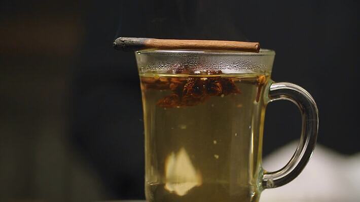 전통 라이프스타일 계절 음료 크리스마스 겨울 모션 유리 휴가 휴식 기념 주류 실내 따뜻함 관리 사람없음 장식 파티 축제 흰색 축하 알코올 신선 바 뜨거움 닫기 저녁 갈증 향신료 회전 되감기 유흥 4K MP4 해외동영상 클립영상 기념일 컬러 컨셉 재질 이벤트 내부 생활 밤 야간 동영상 향미료 파일형식