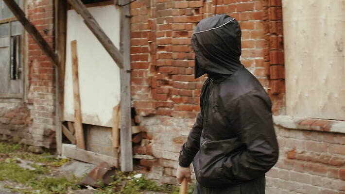 백인 1 남자 무기 얼굴 백그라운드 거리 가면 한명 사람 검은색 재킷 야구 덮개 분노 표현 잡기 도시 폭력 범죄 위험 공격 싱글 싸움 박쥐 지역 불만 깡패 마피아 4K MOV 해외동영상 클립영상 서양인 감정 컬러 컨셉 포유류 모션 신체부위 구기 외투 뚜껑 사회이슈 동영상 파일형식