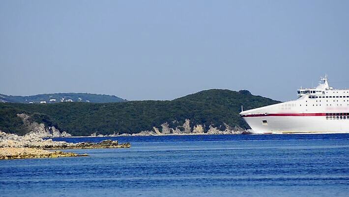 바다 여행 요트 교통시설 휴가 휴식 항해 사람없음 물 파란색 여행객 보트 고급 큼 크루즈 지중해 그리스 함선 승객 포트 코르푸 MOV 해외동영상 클립영상 자연요소 유럽 컬러 교통 컨셉 배_교통 사람 크기 시설 동영상 파일형식