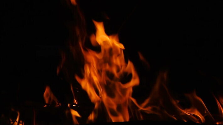 실루엣 백그라운드 오렌지 불꽃 휴식 따뜻함 사람없음 야외 목재 빨간색 빛 노란색 금속 검은색 어둠 뜨거움 막대기 연기 더위 야간 저녁 장작 모닥불 굽기 캠핑장 벽난로 매움 통나무 내추럴 강렬 여신 이스라엘 화상 MOV 해외동영상 클립영상 자연요소 나무 컬러 컨셉 과일 재료 재질 불 날씨 촬영기법 캠핑 맛 상처 구이 동영상 서아시아 파일형식