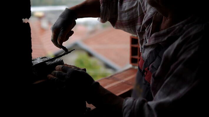 손 산업 벽돌 노동자 주택 사람없음 블록 장비 엔지니어 칼 수리 땅 모종삽 시멘트 층 공예가 복원 석공 재주꾼 4K MOV 해외동영상 클립영상 직업 건물 신체부위 기술자 삽 동영상 파일형식