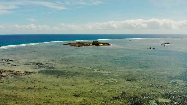 아시아 모래 바다 섬 여행 백그라운드 자연 하늘 휴가 휴식 안테나 해변 사람없음 야외 물 파란색 모래사장 야자수 햇빛 여행객 맑음 침묵 만 보트 산호초 썰물 휴양지 장면 암초 석호 항공촬영 조감도 터키석 파라다이스 4K MOV 해외동영상 클립영상 자연요소 나무 나라 뷰포인트 컬러 컨셉 배_교통 통신 날씨 사람 태양 소리 장소 수중식물 보석 생태계 동영상 파일형식