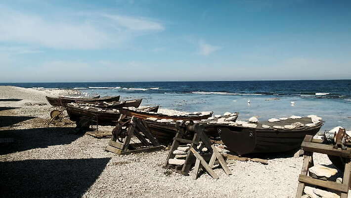 하늘 북유럽 스웨덴 풍경 사람없음 야외 목재 물 보트 보호 스칸디나비아 패닝샷 선박 수평선 결석 4K MOV 해외동영상 클립영상 자연요소 나무 유럽 컨셉 수상교통 배_교통 재료 촬영기법 동영상 파일형식