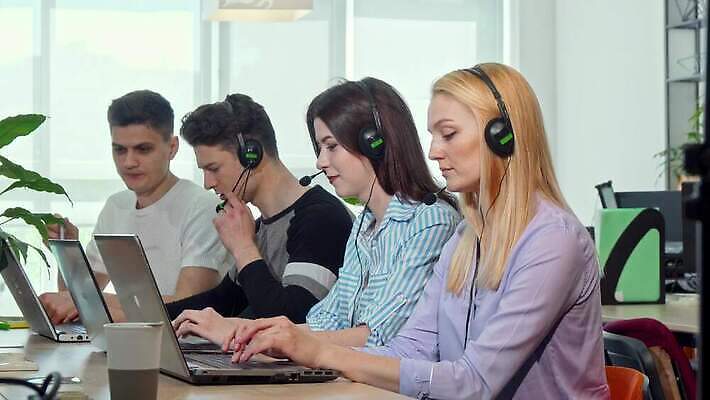 직업 회사 비즈니스 통신 노동자 여러명 스마트폰 컴퓨터 사무실 헤드폰 업무 도움 상담원 종업원 중개인 전화기 고객 집중 마이크 직원 서비스 컨설턴트 경영자 텔레마케팅 안내원 부름 비서 온라인 돌봄 운영자 지원 헬프 대리인 4K MOV 해외동영상 클립영상 음향기기 다수 컨셉 모션 사람 전자제품 핸드폰 스마트기기 작업 사무원 전문직 서비스업 상담 리더 동영상 파일형식