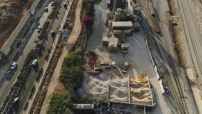 외관 공공시설 산업 모래 공장 교통시설 노동자 안테나 사람없음 건물 항구 기계 장비 건설현장 공구 업무 작업 제조 컨테이너 땅 천 믹서 창고 준비 시설 파이프 시멘트 먼지 짐차 무거움 공학 물류 계약자 드론 로딩 분배 섞기 채석 철강 컨베어밸트 콘크리트 4K MOV 해외동영상 클립영상 직업 건축물 교육 교통 통신 공업 자동차 건설업 도구 직물 무게 계약 동영상 파일형식