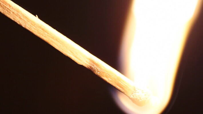 백그라운드 오렌지 모션 불꽃 조명 실내 경기 사람없음 목재 가로 빛 노란색 검은색 어둠 힘 에너지 손전등 뜨거움 막대기 야간 위험 모닥불 폭발 폭발물 오브젝트 싱글 매연 느림 빛망울 연소 광 점화 화상 MOV 해외동영상 클립영상 자연요소 나무 무기 스포츠 컬러 컨셉 과일 재료 불 내부 환경오염 상처 동영상 파일형식