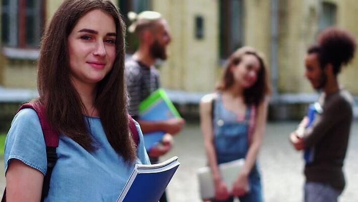 학생 라이프스타일 공원 남자 포즈 백그라운드 함께함 대화 서기 미소 사람 여러명 20대 야외 건물 청춘 카메라 공책 우정 그룹 사진사 대학교 다민족 단절 안뜰 전경 4K MP4 해외동영상 클립영상 건축물 공공시설 다수 컨셉 학교 모션 문구용품 표정 말하기 풍경 청년 생활 친구 전자제품 작가 동영상 파일형식 탑뷰