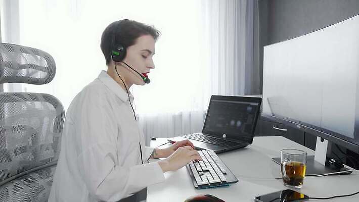 직업 인터넷 비즈니스 통신 노동자 직장 실내 한명 스마트폰 컴퓨터 사무실 헤드폰 정보 업무 비즈니스우먼 센터 주식 토론 상인 중개인 전화기 고객 분석 마이크 서비스 컨설턴트 경영자 텔레마케팅 안내원 부름 운영자 지원 프로그래머 헬프 대리인 4K MOV 해외동영상 클립영상 1 여자 음향기기 컨셉 회사 모션 사람 내부 금융 전자제품 핸드폰 스마트기기 작업 도움 직장인 전문직 서비스업 상담 리더 동영상 파일형식