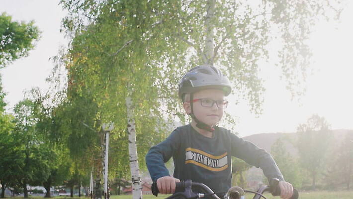 주간 나무 1 라이프스타일 공원 남자 행복 안경 어린이 스포츠 모션 자연 뿔 한명 사람 소년 야외 맑음 자전거 보호 승차 헬멧 속도 순환 사이클링 바이크레이서 바이킹 4K MOV 해외동영상 클립영상 자연요소 식물 잡화 공공시설 감정 컨셉 날씨 생활 바이크 보호장비 육상스포츠 생태계 동영상 파일형식