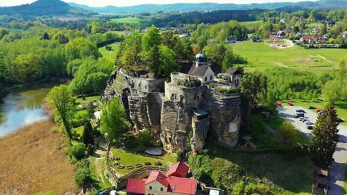 유럽 건축양식 자연 하늘 파노라마 풍경 사람없음 야외 건물 초록색 관광지 골동품 바위 연못 성 중세 역사 재산 숲 체코 북쪽 사암 천연기념물 항공촬영 공화국 랜드마크 보헤미아 조감도 4K MP4 해외동영상 클립영상 건축물 건축 나라 뷰포인트 컬러 여행 촬영기법 금융 돌_바위 방향 생태계 동영상 파일형식
