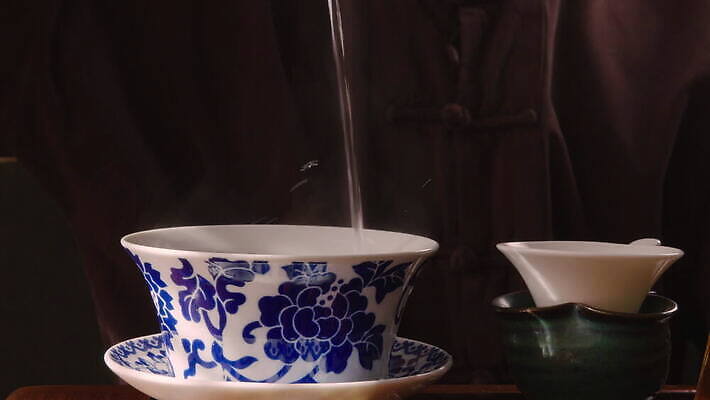 전통 옷 남자 무기 음료 컨셉 주류 관리 한명 화목 붓기 닫기 맛 찻잔 찻주전자 향기 냄새 아로마 서빙 우롱차 투입 맛있는 4K MOV 해외동영상 클립영상 1 모션 주전자 잔 사람 차_음료 동영상 파일형식