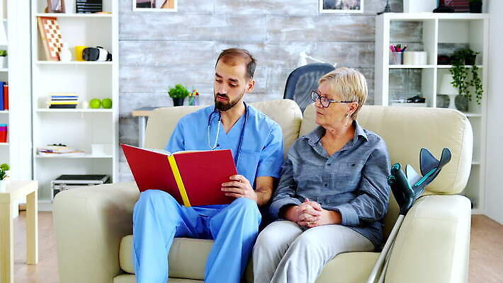 라이프스타일 여자 노년 남자 행복 주택 실내 건강 병원 미소 사람 앉기 성인 책 독서 환자 간호사 흰색 침대 도움 그룹 60대 은퇴 간호 읽기 세대 돌봄 옛날 지원 치유 헬프 4K MOV 해외동영상 클립영상 감정 컬러 가구 컨셉 의학 모션 표정 내부 건물 생활 의료진 동영상 파일형식