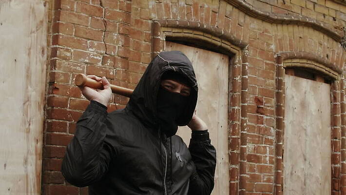 남자 감정 무기 이동 거리 가면 한명 서기 사람 야외 건물 검은색 힘 덮개 분노 도시 폭력 범죄 위험 공격 박쥐 바둑 깡패 나쁜 공격적 4K MOV 해외동영상 클립영상 1 건축물 컬러 컨셉 포유류 모션 놀이 뚜껑 사회이슈 동영상 파일형식