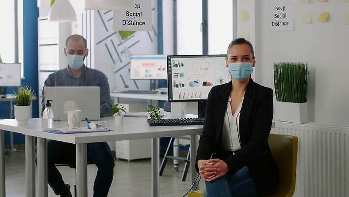 백인 직업 얼굴 비즈니스 사업가 직장 건강 가면 안전 사무실 업무 작업 비즈니스맨 비즈니스우먼 바이러스 보호 질병 플라스틱 종업원 동료 경영자 예방 감염 소셜 전염병 코로나바이러스 사회적거리두기 뉴노멀 4K MOV 해외동영상 클립영상 서양인 여자 남자 캠페인 컨셉 회사 의학 관계 재질 신체부위 경제 직장인 리더 동영상 파일형식