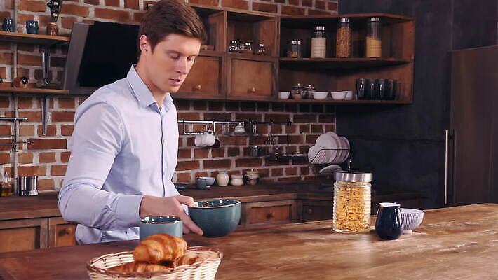 백인 라이프스타일 디자인 남자 행복 조각 아침 아파트 주택 요리 한명 미소 사람 20대 내부 갈색 평화 주방 우유 비즈니스맨 사발 플랫 붓기 아침식사 먹기 준비 싱글 내추럴 다락방 총각 혼자 스타일 4K MOV 해외동영상 클립영상 주간 서양인 1 감정 컬러 컨셉 비즈니스 모션 유제품 표정 청년 건물 생활 식사 직장인 사기그릇 동영상 파일형식