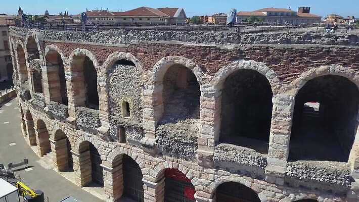 여행 백그라운드 지붕 파노라마 미술 사람없음 옆모습 가로 탑 경기장 이탈리아 콘서트 수확 골동품 발코니 원형 성 중세 역사 재산 옥상 극장 정사각형 광장 슛 장면 지역 궤도 기념물 원형경기장 천연기념물 드론 로마인 베로나 보호구역 옛날 오페라 원형극장 파멸 4K MOV 해외동영상 클립영상 도형 건축물 유럽 뷰포인트 컨셉 농업 스포츠시설 문화예술 촬영기법 인종 금융 공연 동영상 구역 파일형식 소멸