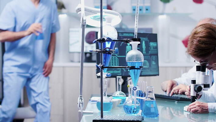 직업 여자 남자 산업 과학 건강 현미경 실험 사람 사람없음 스터디 컴퓨터 약 스크린 장비 의사 코트 업무 작업 그룹 센터 실험실 연구원 과학자 분석 시설 생물학 튜브 공학 발견 조제 개발 돌봄 백신 유전 화학자 4K MOV 해외동영상 클립영상 교육 컨셉 의학 모션 실험기구 전자제품 학습 외투 의료진 만들기 동영상 학자 파일형식