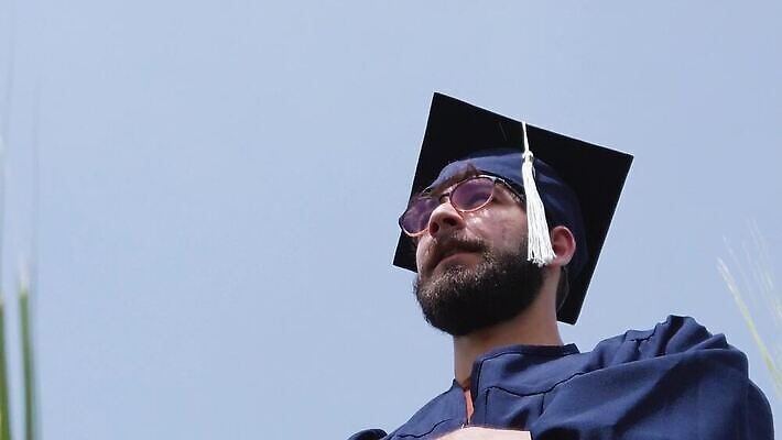 학생 옷 공원 교육 남자 컨셉 밭 졸업 자연 하늘 성공 미래 한명 소년 야외 파란색 자유 축하 가운 던지기 졸업장 싱글 흥분 대학교 심각 총각 캡모자 혼자 밀레니얼 MP4 해외동영상 클립영상 모자_잡화 1 공공시설 감정 어린이 컬러 농업 학교 모션 사람 경제 생태계 동영상 파일형식
